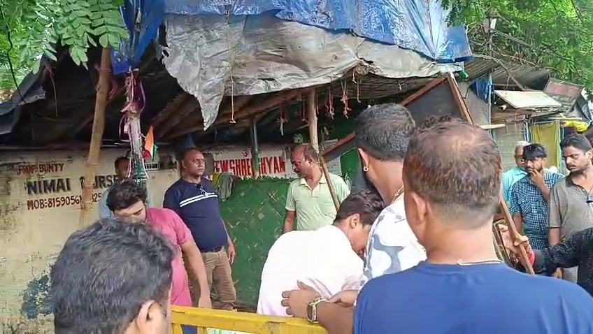 আসানসোল শহরে দখল অপসারণের জন্য আসা রেলওয়ে দলকে বিরোধিতার মুখোমুখি