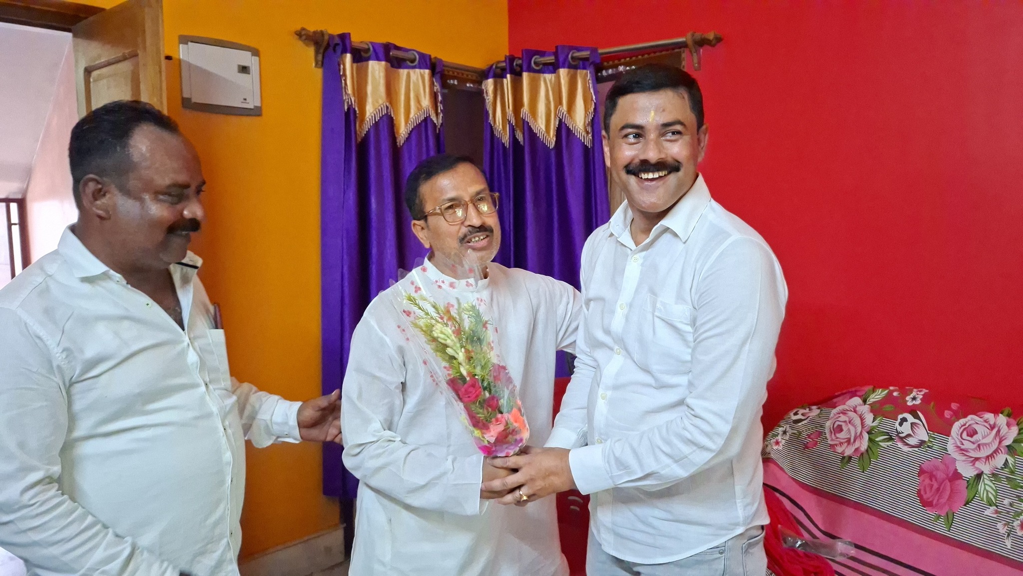 শিক্ষাগুরুকে সম্বর্ধনা জানালেন রায়গঞ্জের সাংসদ কার্তিক চন্দ্র পাল