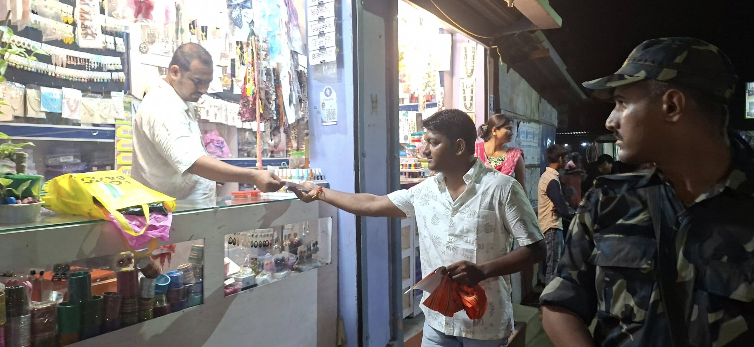 কেন্দ্রীয় সরকারের উপহার নিয়ে কালিয়াগঞ্জ মানুষের দুয়ারে দুয়ারে রায়গঞ্জের সাংসদ কার্তিক চন্দ্র পাল।