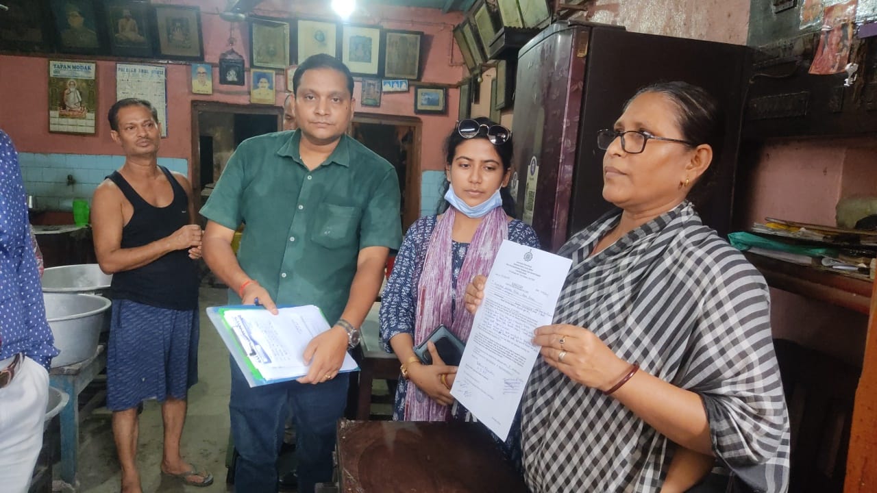 পুজোর আগে আগে ফুট সেফটি অফিসারের কালিয়াগঞ্জ মিষ্টির দোকানে হানা_