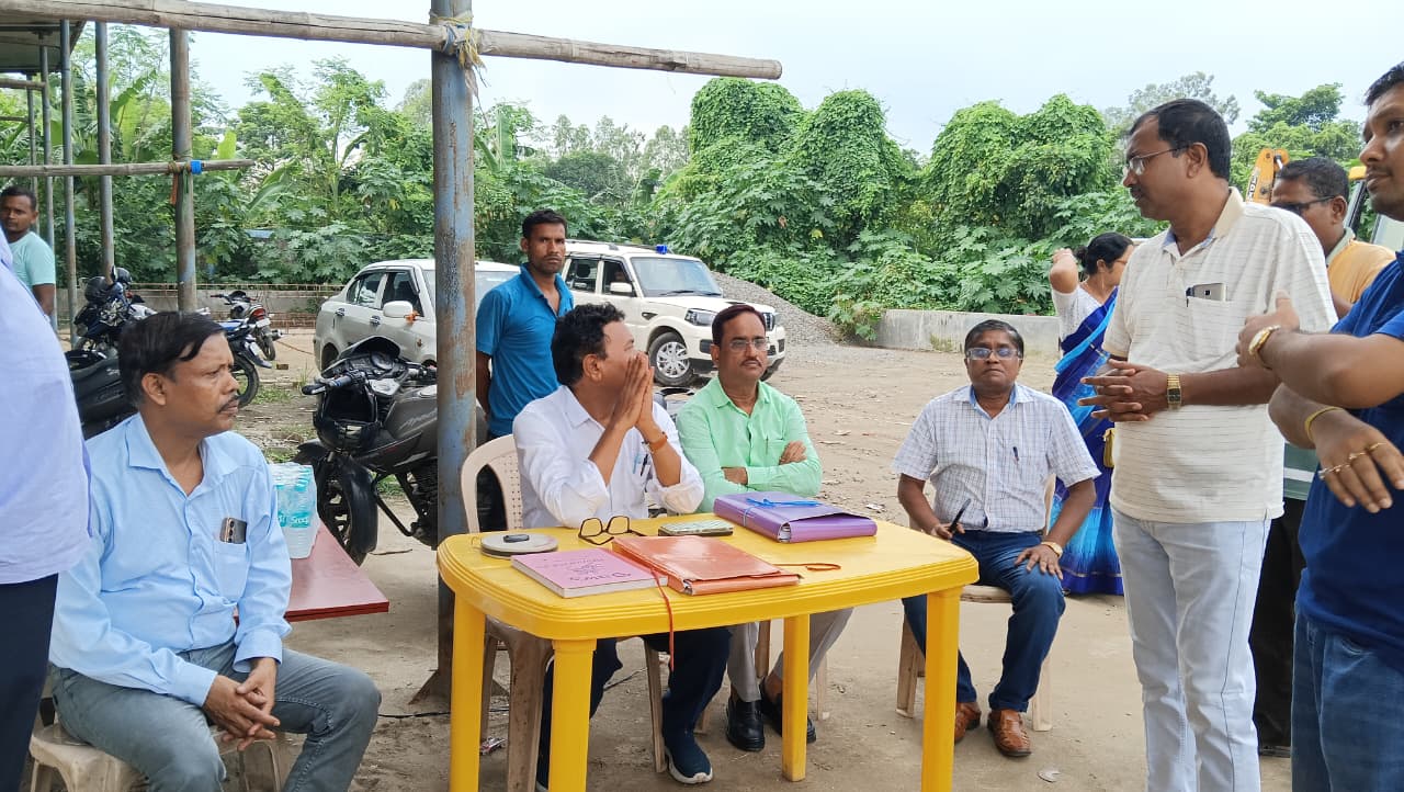 পৌর সভার উত্তর বঙ্গের চিফ ইঞ্জিনিয়ার কালিয়াগঞ্জ পৌর সভায় এসে ভাগার পরিদর্শন করলেন_