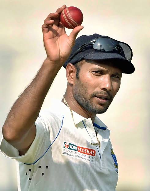 প্রাক্তন ভারতীয় দলে ক্রিকেটার, রাজনীতির ময়দানে এসে ব্যাট বলের বদলে, হাতুড়ি নিয়ে ইট ভেঙে রাস্তা ছাড়াই করছে। ময়নার ঘটনা শোরগোল।