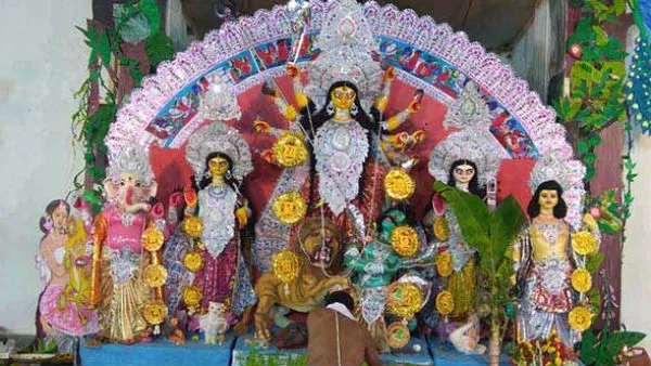 তরঙ্গপুরের ঘোষ বাড়ির দুর্গা পূজা ষষ্ঠীর আগে বোধনে টিন বাজিয়ে পূজার শুরু আজও 
