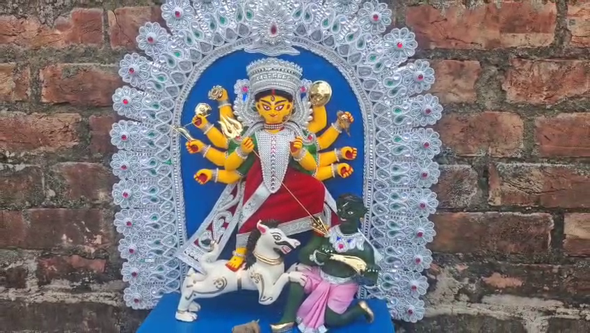 তাঁতির ঘরের ছেলে শান্তিপুরের সামন্ত হাজরার ছেলেবেলার শখের বসে গড়া প্রতিমা এখন পাড়ি দেশ-বিদেশে