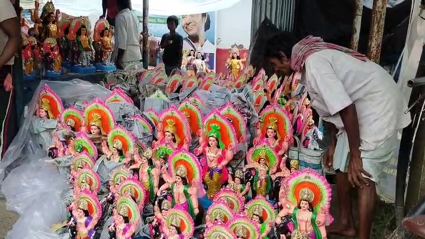 নিম্নচাপের প্রভাবে কয়েকদিন ধরেই রাত থেকেই টানা বৃষ্টিতে ভিজছে দক্ষিণ দিনাজপুর জেলার বিভিন্ন এলাকা
