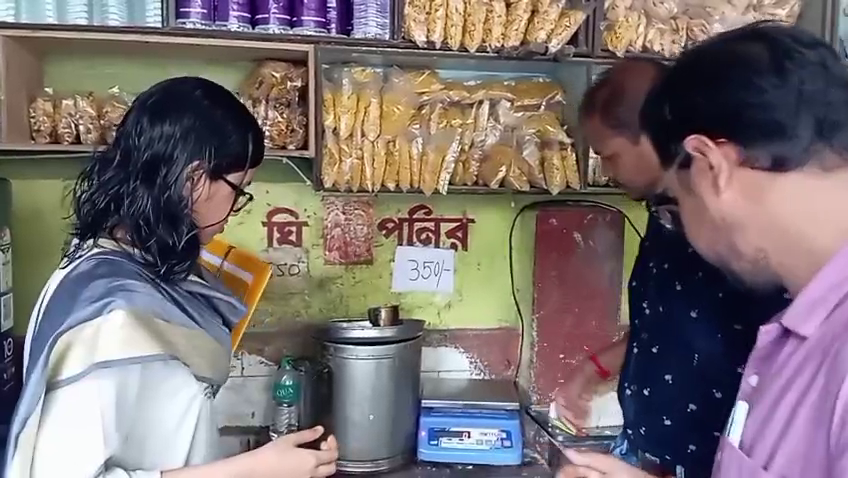 বালুরঘাটে দুর্গাপূজার আগে নকল ও বাসি খাবারের বিরুদ্ধে প্রশাসনের অভিযান