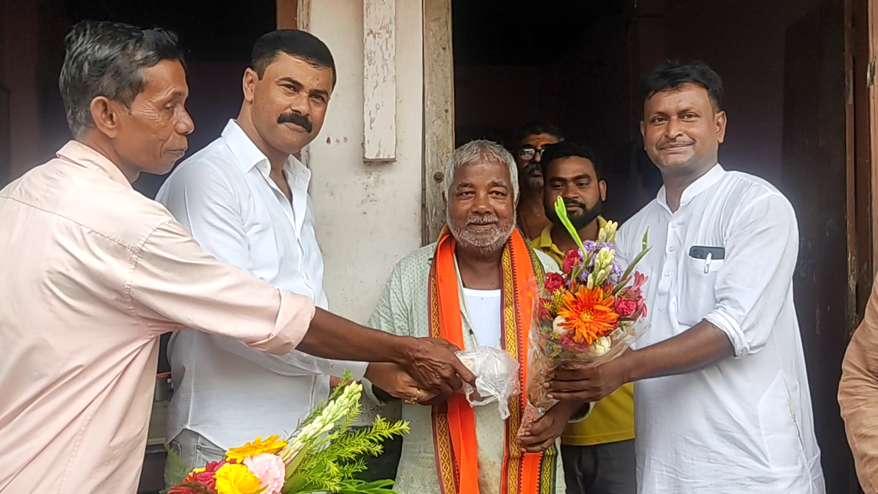 মোদিজীর জন্মদিনে চা বিক্রেতা কে সম্বর্ধনা দিল কালিয়াগঞ্জে বিজেপি।