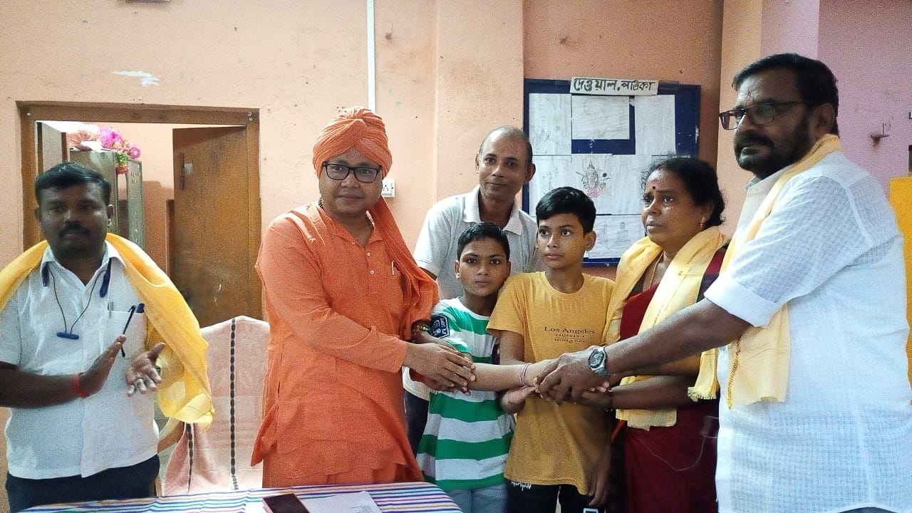 কালিয়াগঞ্জের কুনোরের সি এন সি পি হোমের দুই বালক নুতন বাবা মায়ের কাছেই লালিত পালিত হবে