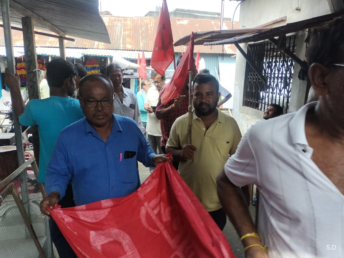 উত্তরবঙ্গের পাহাড় ও ডুয়ার্সের বানভাসী এলাকার মানুষদের পাশে দাঁড়াতে কালিয়াগঞ্জে সিপিআইএম এর ত্রাণ সংগ্রহ