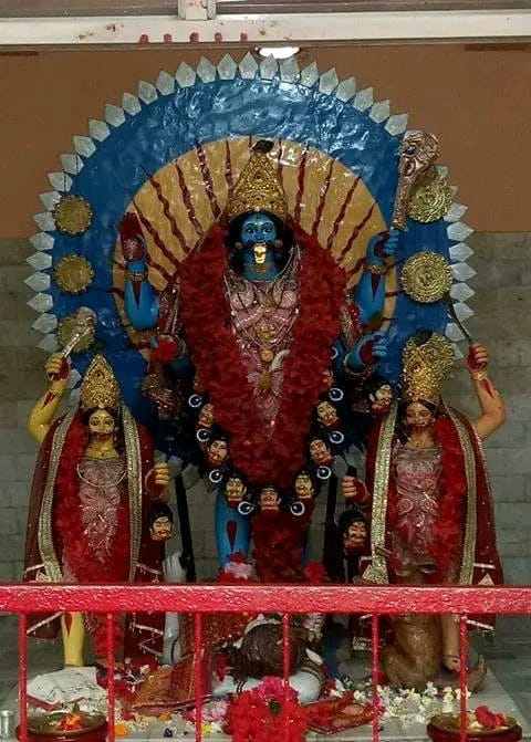 কালিয়াগঞ্জের ঐতিহ্যবাহী মা বয়রা কালীর ভোগে শোল বোয়াল সহ পাঁচ রকমের মাছ দিয়ে ভোগ দিতে হয়