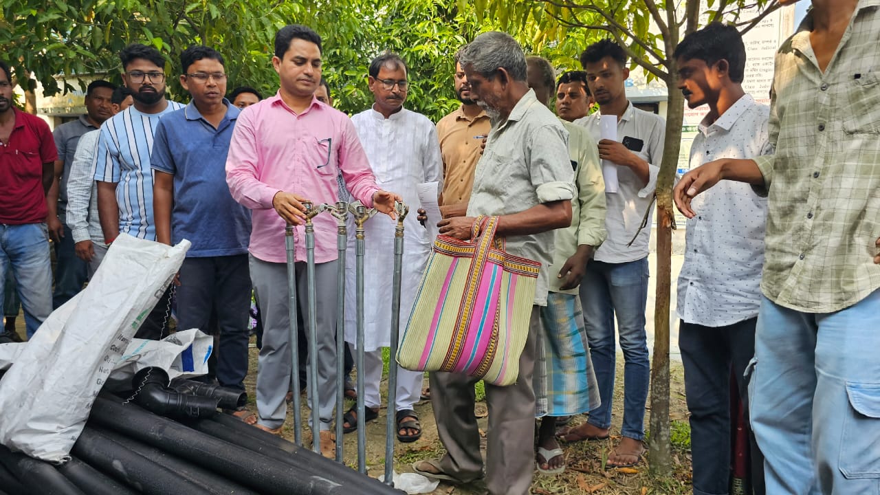 ইটাহারের মারনাই অঞ্চলের ৭৩ জন কৃষককে তাদের জমিতে জল সেঁচের জন্য সম্পূর্ণ বিনামূল্যে জমিতে জল সেচের পাইপ সহ যন্ত্রপাতি দিলেন ইটাহারের বিধায়ক