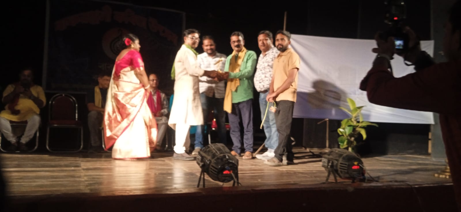 সমাজ সেবার অনন্য নিদর্শন স্বরূপ ত্রিধারা ক্লাবকে পুরস্কৃত করলো বাকরঞ্জনী কবিতা উৎসব