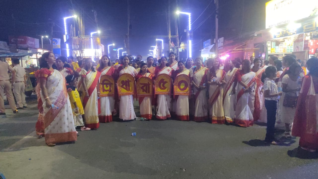 কালিয়াগঞ্জ ত্রিধারা সংঘের শ্যামা পূজার ৫০ বৎসর পূর্তি উপলক্ষ্যে আকর্ষনীয় শোভা যাত্রায় মহারাষ্ট্রের মহিলা সম্প্রদায়ের পুনেরি ঢোল বাদন ছাড়াও মায়াপুরের বিদেশি কীর্তনের দল চমক সৃষ্টি করলো