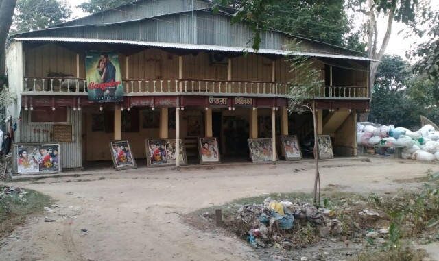 ইন্টারনেটের যুগে হারিয়ে যাচ্ছে গ্রাম বাংলার সিনেমা হলগুলি
