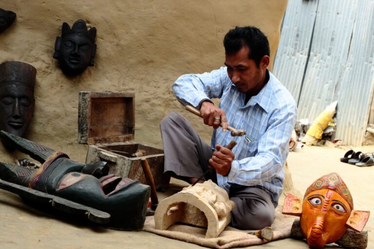 বর্তমান জীবন পাল্টাচ্ছে মহিষবাথানের মুখা শিল্প