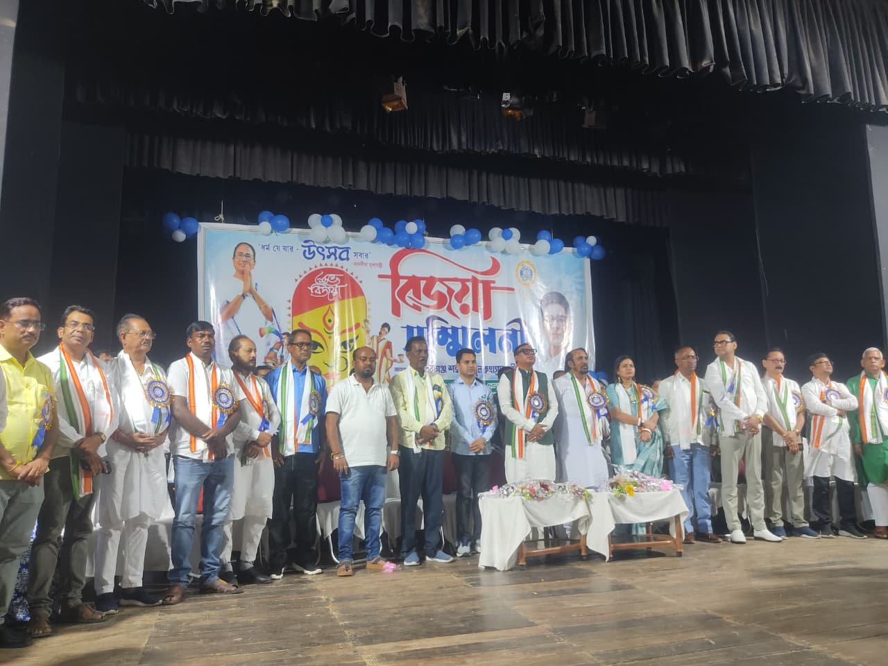 রায়গঞ্জের কৃষ্ণ কল্যানী ও সন্দীপ বিশ্বাসের দলীয় কোন্দলের ঢেও কালিয়া গঞ্জের বিজয়া সম্মিলনীর আসরে আছড়ে পরলো