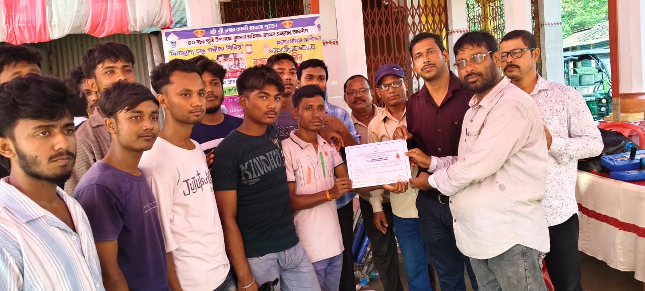 কুনোর প্রতিবাদ ক্লাবের রক্তদান শিবিরে পিতা পুত্রের একসাথে রক্তদান সবার নজর কাড়লো