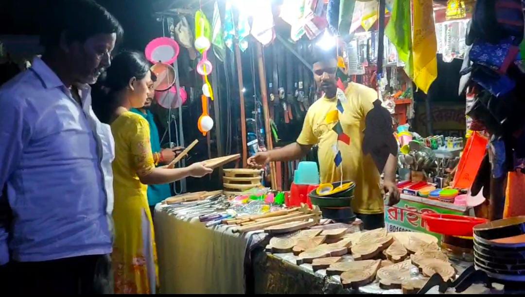 ছট পূজার আগে বিহার থেকে আসা ছট পূজার ঠেকুয়ার আধুনিক ডিজাইনের ছাঁচ বিক্রি