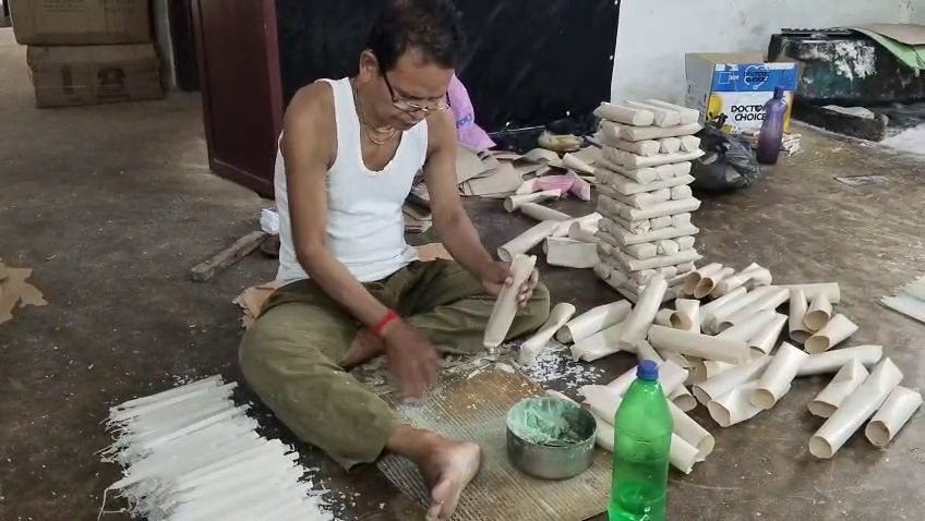 দীপাবলির আগমনের সঙ্গে সঙ্গে গঙ্গারামপুরের মোমবাতি কারখানাগুলিতে এখন ব্যস্ততার চূড়ান্ত