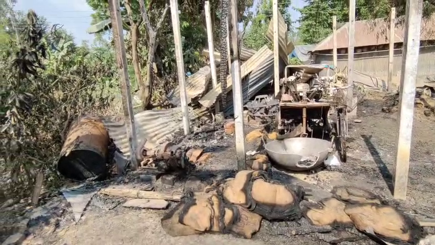 ভয়াবহ অগ্নিকাণ্ডে এক গৃহস্থের বাড়ি সম্পূর্ণ ভস্মীভূত হয়ে যাওয়াকে কেন্দ্র করে চাঞ্চল্য ছড়িয়েছে এলাকায়