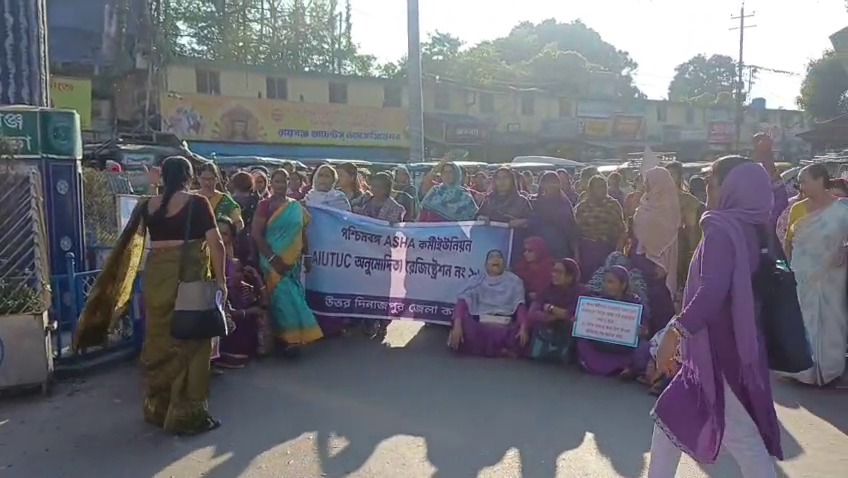আশা কর্মীদের বিভিন্ন দাবিতে রায়গঞ্জে পথ অবরোধ ও ডেপুটেশন