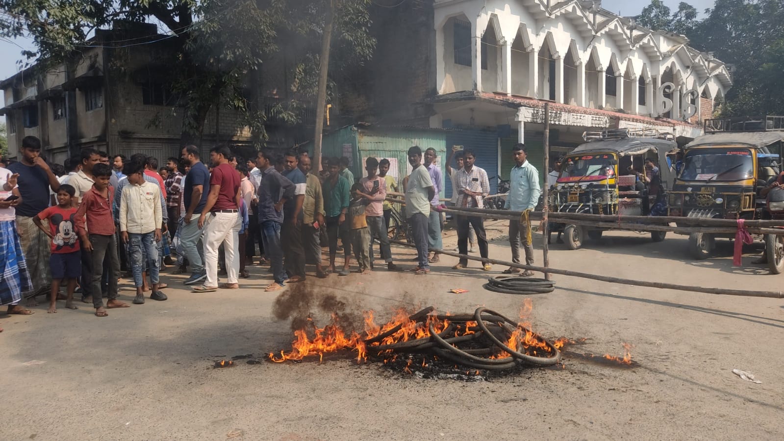 মালগাঁয়ে এস আই আরকে কেন্দ্র করে পথ অবরোধ,ঘটনাস্থলে বিডিও,পুলিস গেলে পথ অবরোধ তুলে নেওয়া হয়