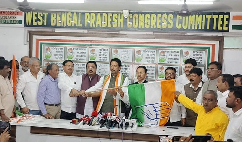 অবশেষে ইটাহারের প্রাক্তন বিধায়ক তথা তৃণমূল নেতা অমল আচার্য কংগ্রেসে ফিরলেন