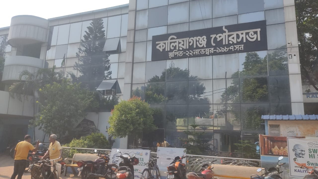 কালিয়াগঞ্জ পৌর সভার নুতন চেয়ারম্যান ঘোষণার পূর্বে তৃণমূলের কাউন্সিলর ভাঙ্গানোর খেলায় বিজেপি