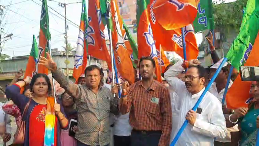 বিহারের নির্বাচনের ফলাফলে, অকাল দীপাবলিতে মাতলো দ: দিনাজপুর জেলার বুনিয়াদপুরের বিজেপি কর্মী সমর্থকরা