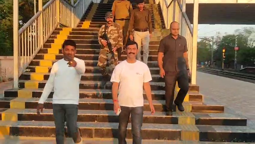কালিয়াগঞ্জ স্টেশন পরিদর্শনে রায়গঞ্জের সাংসদ কার্তিক পাল