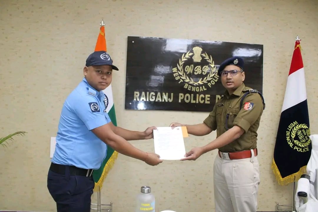 কালিযগঞ্জে এ টি এম লুটের চেষ্টা ব্যর্থ করায় কালিয়াগঞ্জ থানার দুই সিভিক ভলেন্টিয়ার এস পি কর্তৃক সন্মানিত