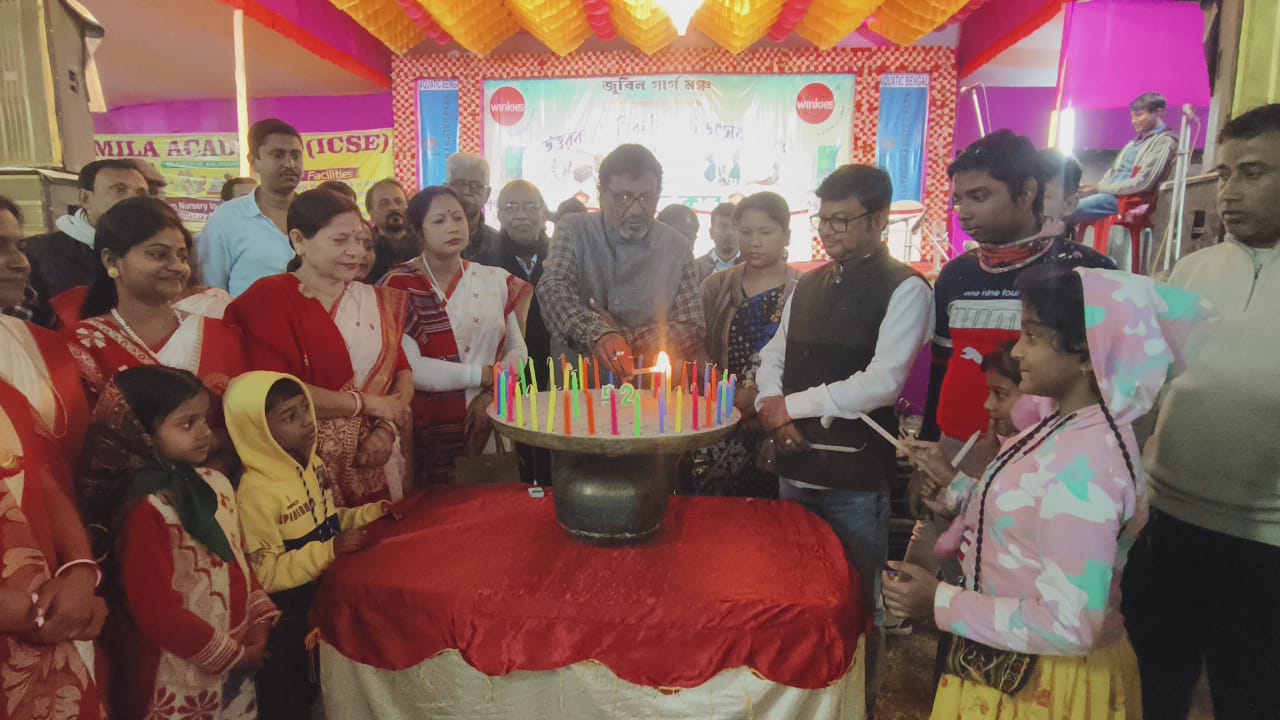 কালিয়াগঞ্জে প্রতিবাদ ক্লাবের উদ্যোগে উত্তরবঙ্গ ভিত্তিক ৫২ তম দীপালি উৎসবের সূচনা ৫২টি প্রদীপ প্রজ্বলনের মধ্য দিয়ে