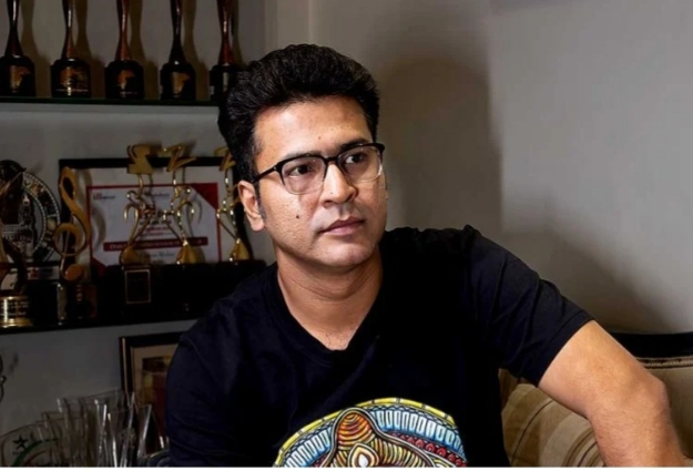 নিজের গানেই জড়িয়ে পড়লেন অভিনেতা তথা সঙ্গীত শিল্পী অনির্বাণ