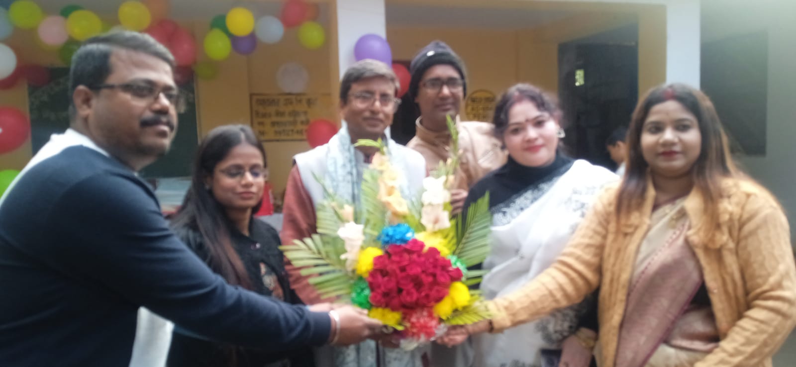অমৃত লাল প্রাথমিক বিদ্যালয় থেকে বছরের শেষ দিন অশ্রুসজল চোখে বিদায় দিল বিদ্যালয়ের শিক্ষক বিভু ভূষণ সাহাকে এলাকার বাসীরা