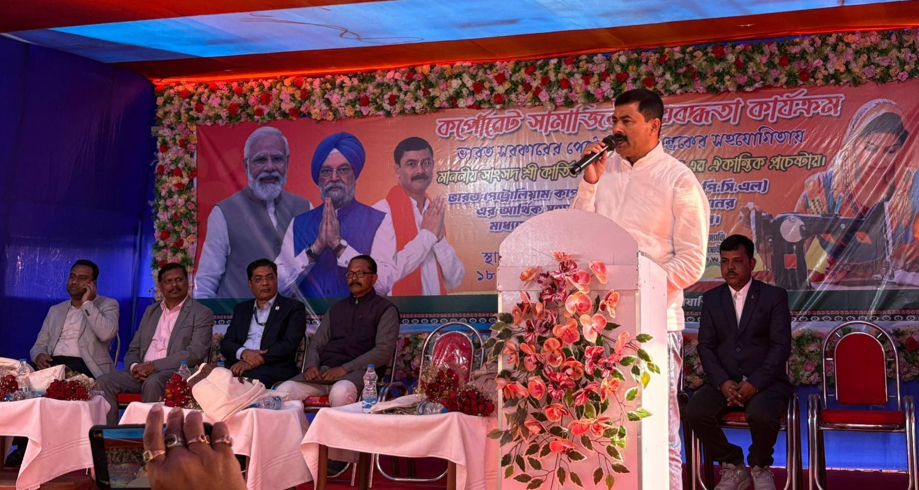 নারীশক্তির ক্ষমতায়নে বড় পদক্ষেপ: রায়গঞ্জে সাংসদ কার্তিক চন্দ্র পালের উপস্থিতিতে সেলাই মেশিন বিতরণ