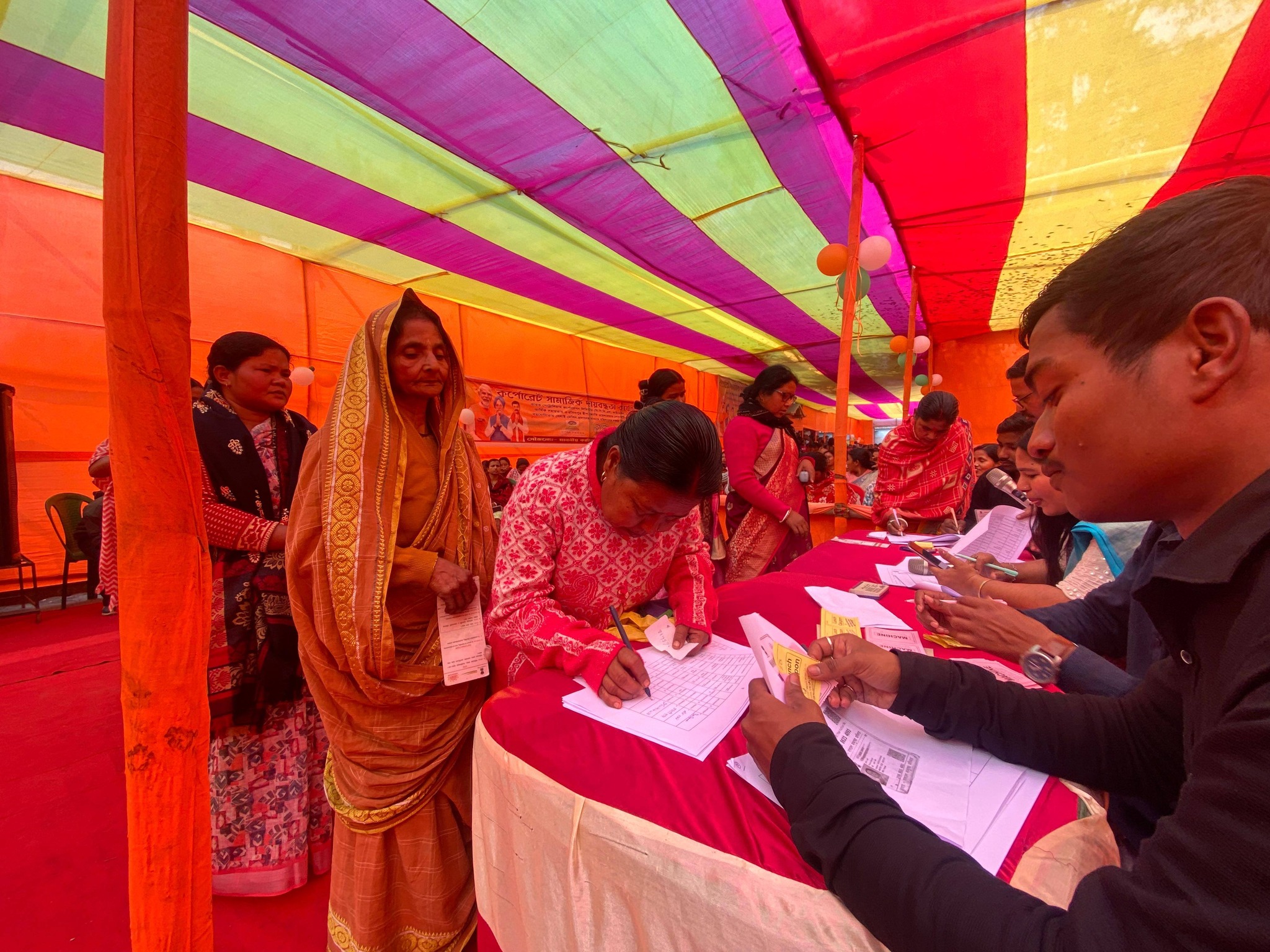 মহিলাদের স্বনির্ভরতার পথে গুরুত্বপূর্ণ উদ্যোগ, হেমতাবাদে সেলাই মেশিন প্রদান অনুষ্ঠানে উপস্থিত এমপি কার্তিক চন্দ্র পাল
