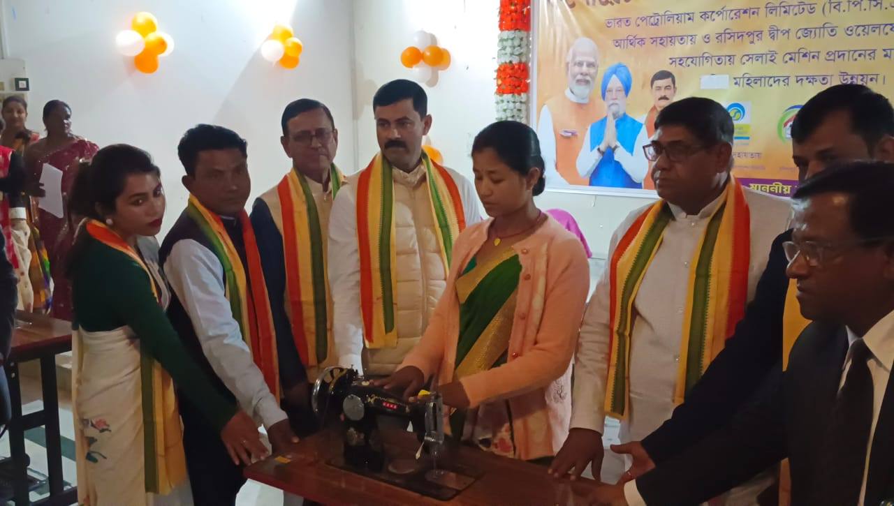 করণদিঘীতে মহিলাদের স্বনির্ভরতার পথে বড় পদক্ষেপ বিপিসিএলের সহায়তায় ডালখোলায় সেলাই মেশিন বিতরণ, উপস্থিত রায়গঞ্জের সাংসদ কার্তিক চন্দ্র পাল