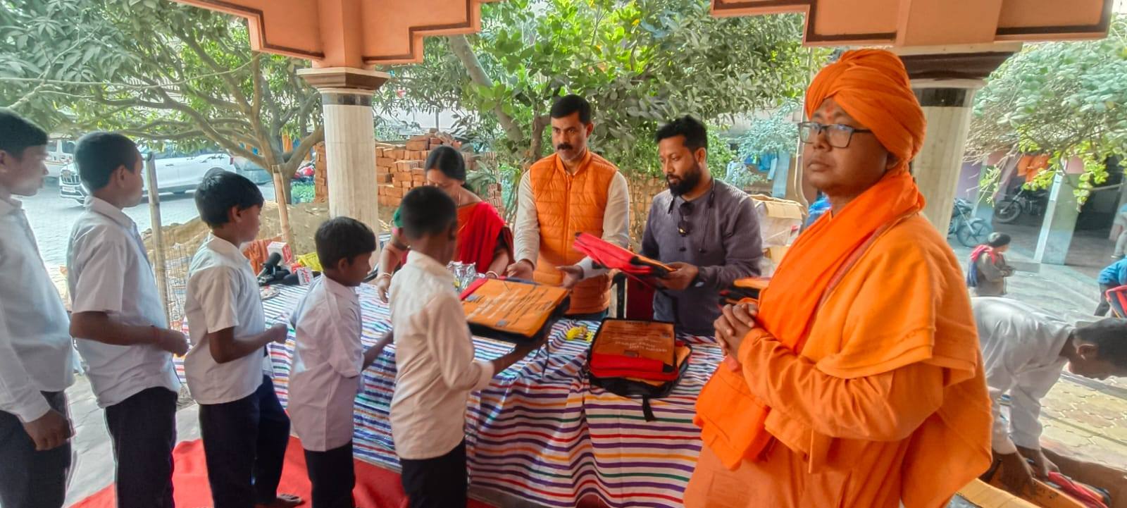 শিক্ষাই শক্তিশালী ভারতের ভিত—৭৭তম প্রজাতন্ত্র দিবসে কালিয়াগঞ্জে স্কুল পড়ুয়াদের পাশে সাংসদ কার্তিক চন্দ্র পাল