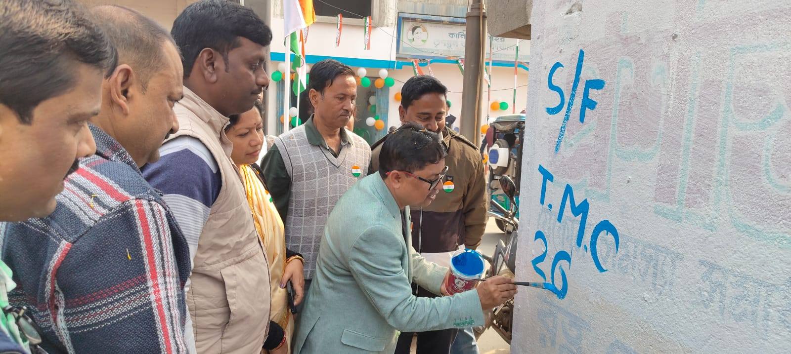 সাধারণতন্ত্র দিবসের সন্ধিক্ষণেই নির্বাচনী লড়াইয়ের বার্তা—কালিয়াগঞ্জে তৃণমূলের দেওয়াল লিখনে বিধানসভা যুদ্ধের সূচনা