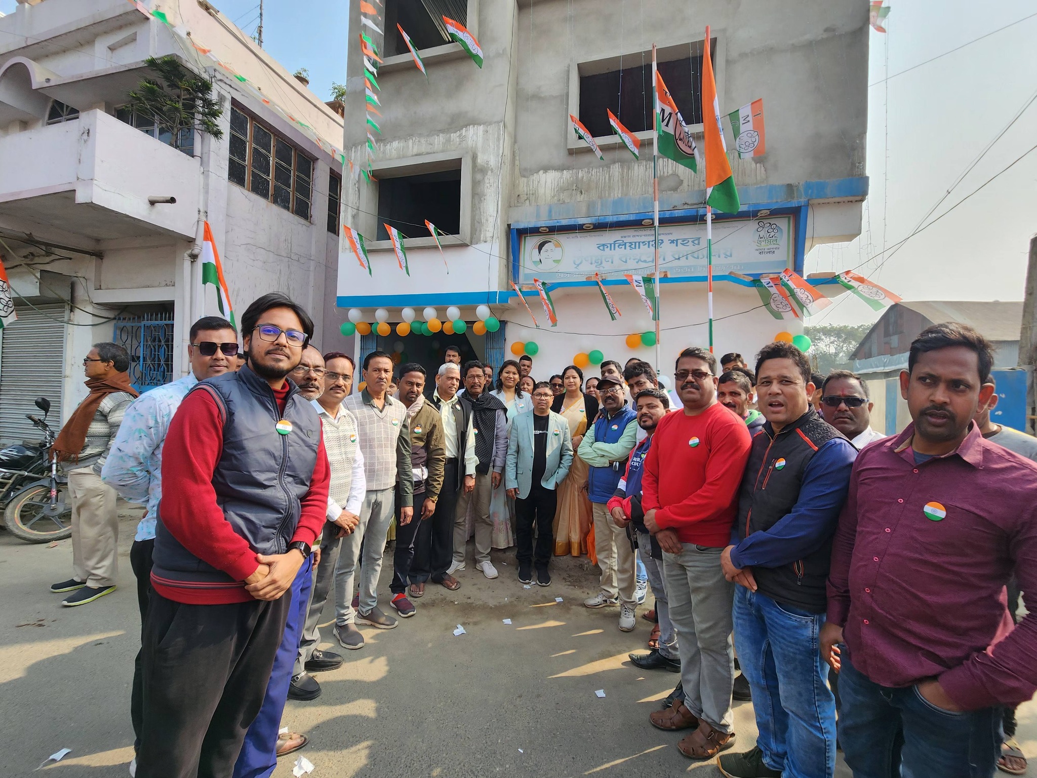 প্রজাতন্ত্র দিবসে জাতীয় পতাকায় সেজে উঠল কালিয়াগঞ্জ শহর তৃণমূল কার্যালয়