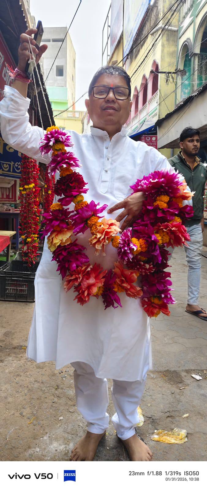 তারাপীঠে তাঁরা মায়ের মন্দিরে গভীর নিষ্ঠা ও ভক্তিভরে বিশেষ পূজা অর্চনা করলেন কালিয়াগঞ্জ শহর তৃণমূল কংগ্রেসের সভাপতি সুজিত সরকার
