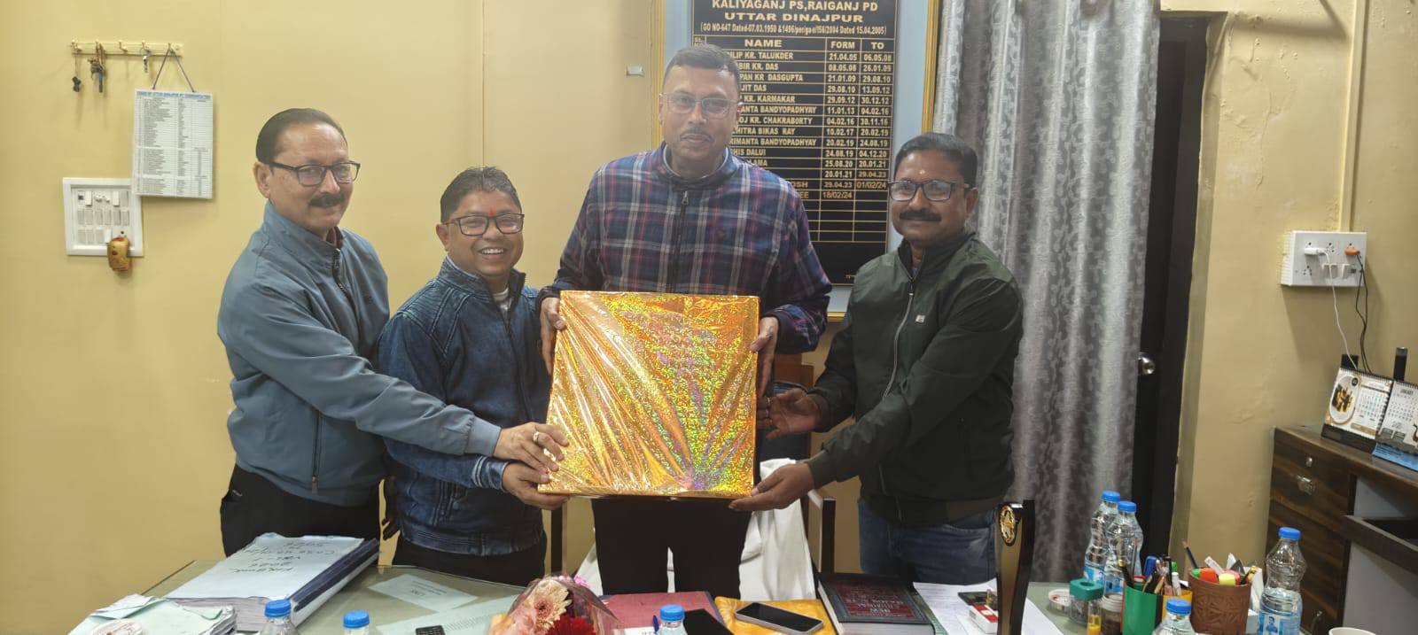 দায়িত্ব শেষ হলেও রয়ে গেল ভালোবাসা—কালিয়াগঞ্জে বিদায়ী আইসি দেবব্রত মুখার্জীকে আবেগঘন সংবর্ধনা
