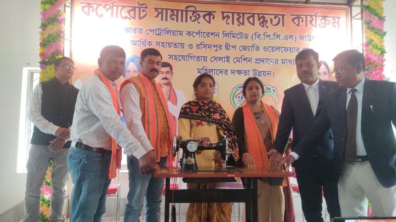 “কালিয়াগঞ্জে মাতৃশক্তির স্বনির্ভরতার বার্তা সাংসদ কার্তিক চন্দ্র পালের, বিপিসিএলের সহায়তায় সেলাই মেশিন বিতরণ”