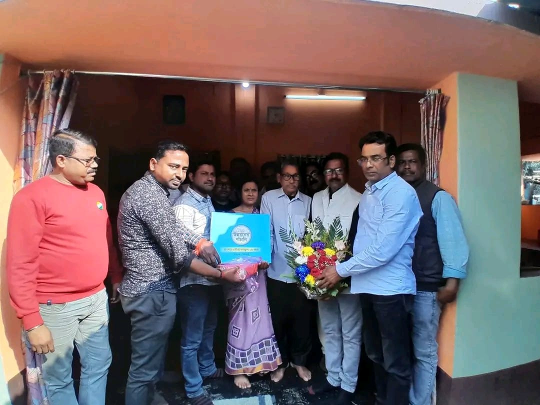 উন্নয়নের খতিয়ান নিয়ে দুয়ারে তৃণমূল: অনন্তপুরে বিশিষ্ট চিকিৎসকের হাতে তুলে দেওয়া হলো ১৫ বছরের রিপোর্ট কার্ড