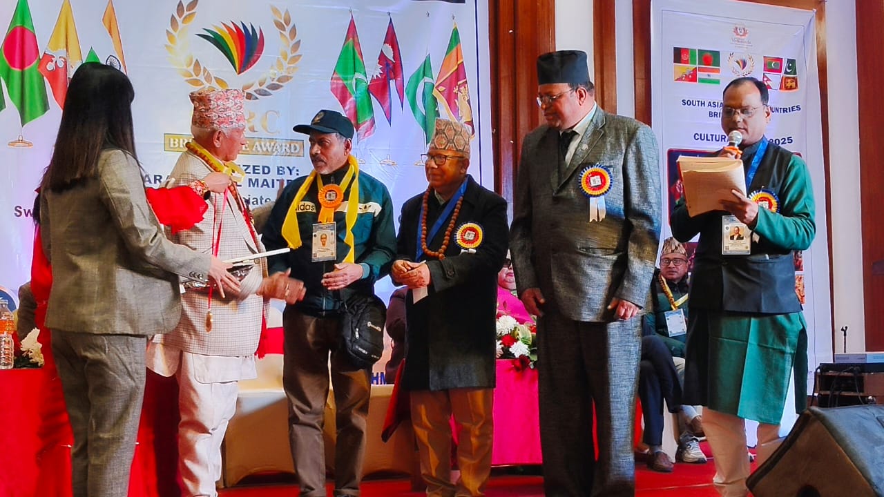 নেপালের কাঠমন্ডুতে সাউথ এশিয়া কান্ট্রি রিলিয়ানস অ্যাওয়ার্ড পেল রায়গঞ্জের ১০৮ বারের রক্তদাতা সুব্রত সরকার _