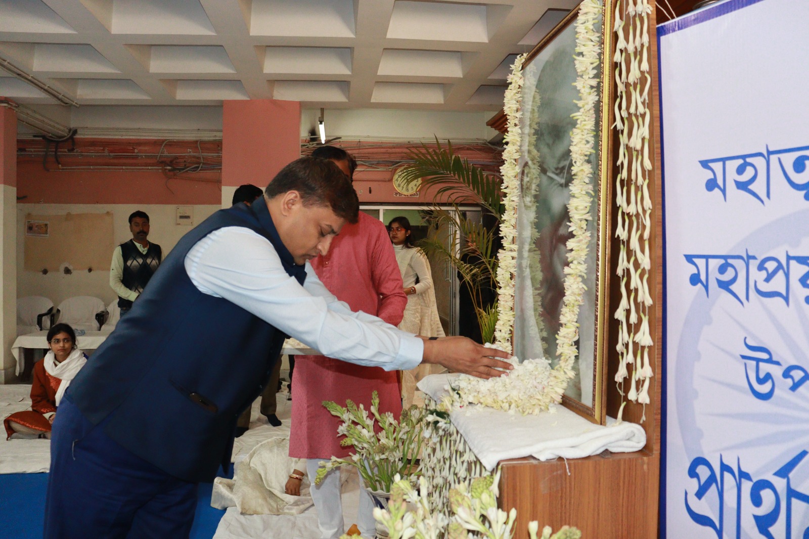 জেলা শাসকের দপ্তরে জাতির জনক মহাত্মা গান্ধীর মহাপ্রয়াণ দিবস পালন