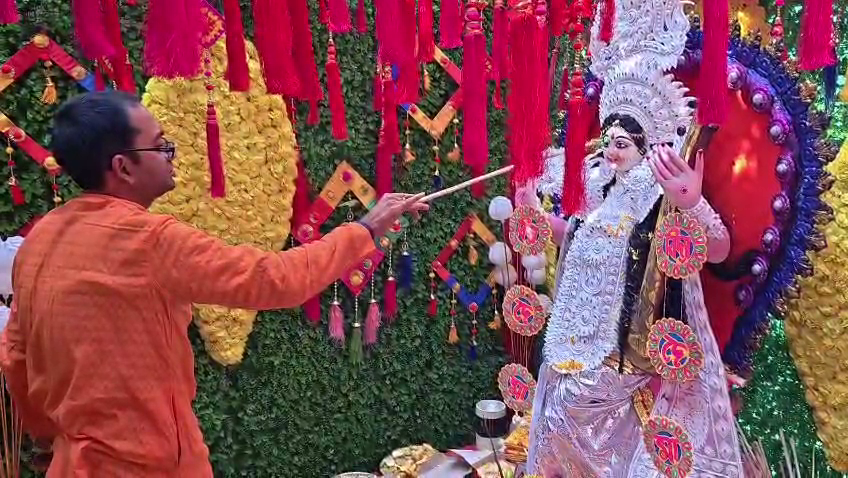 রায়গঞ্জ গার্লস প্রাথমিক বিদ্যালয়ে জাঁকজমকপূর্ণ সরস্বতী পূজা, প্রায় ৬ হাজার মানুষের মধ্যে খিচুড়ি বিতরণ
