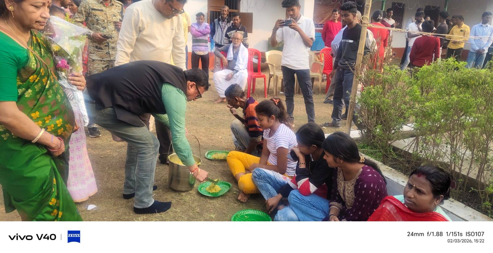 শক্তিনগরে ৩২ প্রহর মহানাম যজ্ঞে ভক্তিময় পরিবেশ, ভোগ বিতরণে উপস্থিত রায়গঞ্জের বিধায়ক কৃষ্ণ কল্যাণী