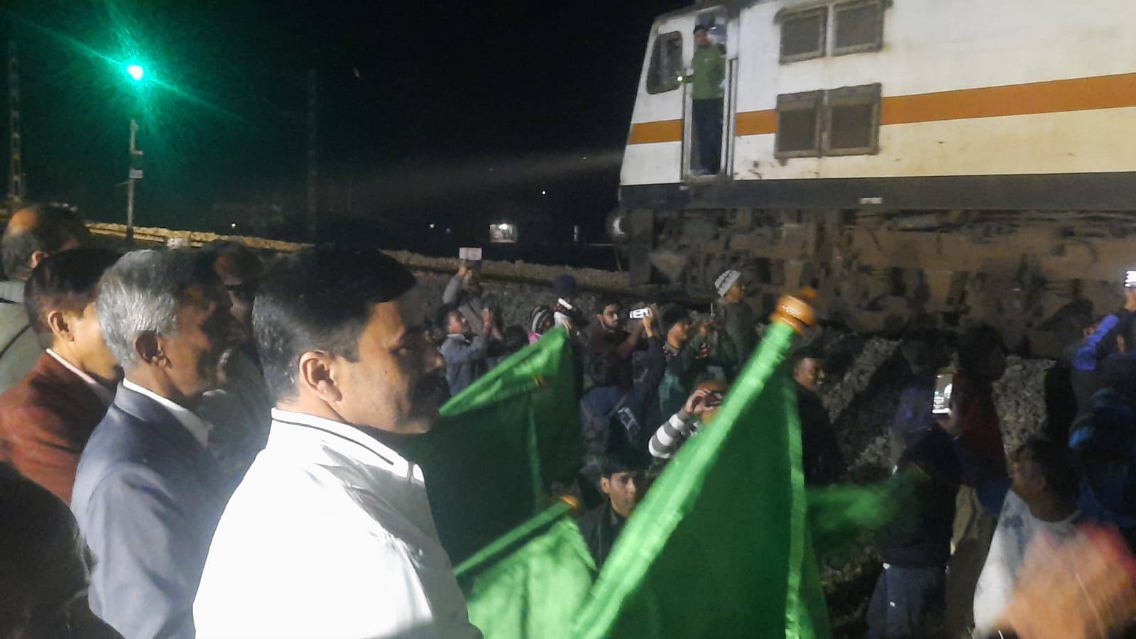 বাঙ্গালবাড়ী বাসীর বহু প্রতীক্ষার অবসান ,আজ থেকে কুলিক এক্সপ্রেসের স্টপেজ, সবুজ পতাকা নেড়ে শুভ সূচনা করলেন সাংসদ কার্তিক চন্দ্র পাল