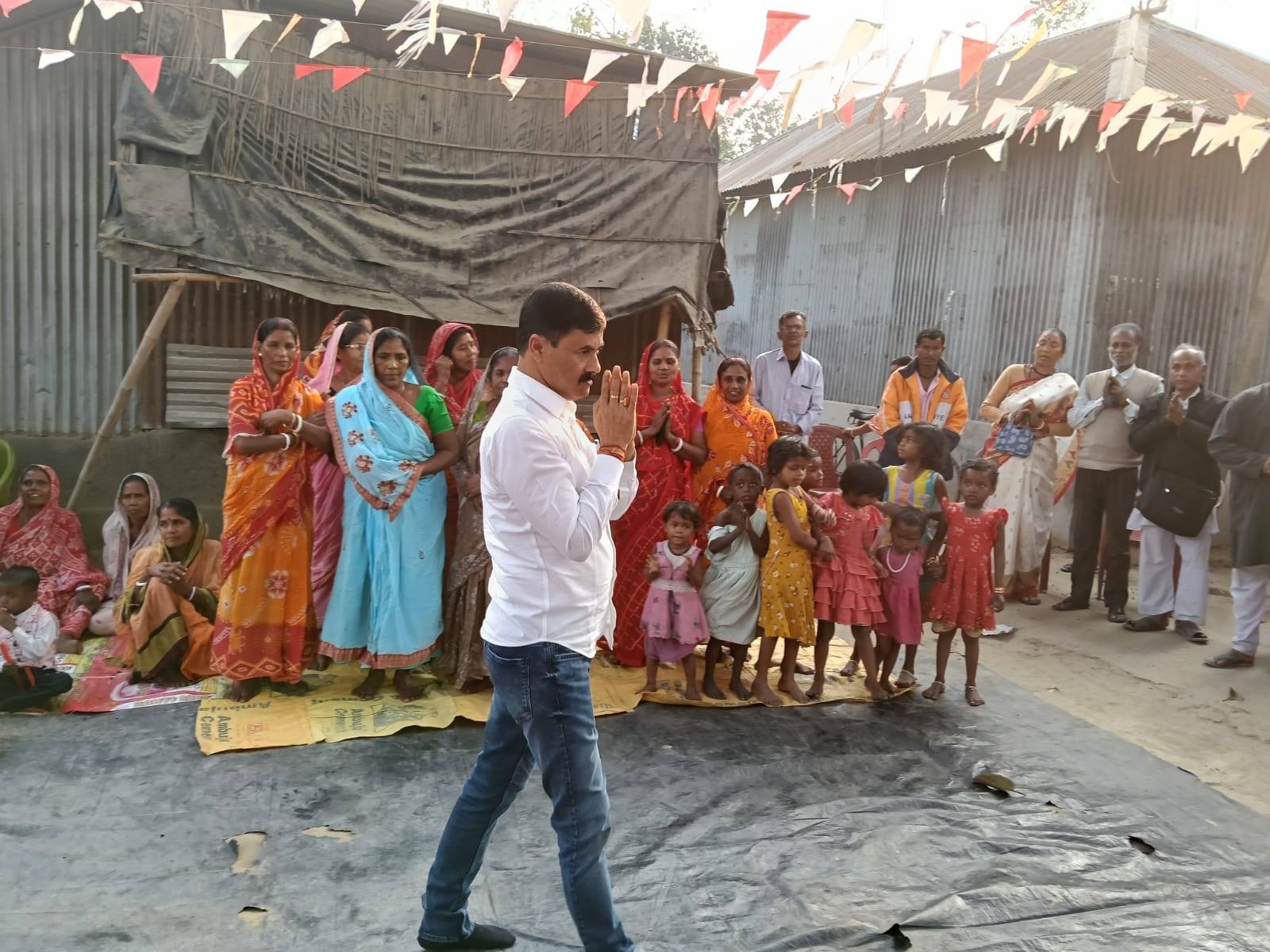 ভোটের ময়দানে ‘মানুষের সাংসদ’ কার্তিক পাল, রায়গঞ্জে গৃহ-সম্পর্ক অভিযানে গ্রামবাসীর উচ্ছ্বাস, বললেন—“আপনিই আমাদের ভরসা”